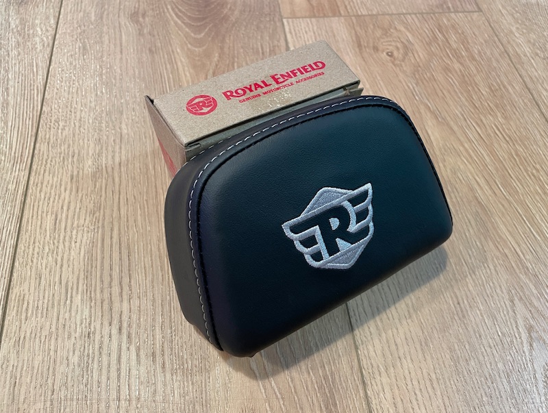 Imbottitura Schienalino Nero con Logo in Cucitura Bianco Originale Royal Enfield