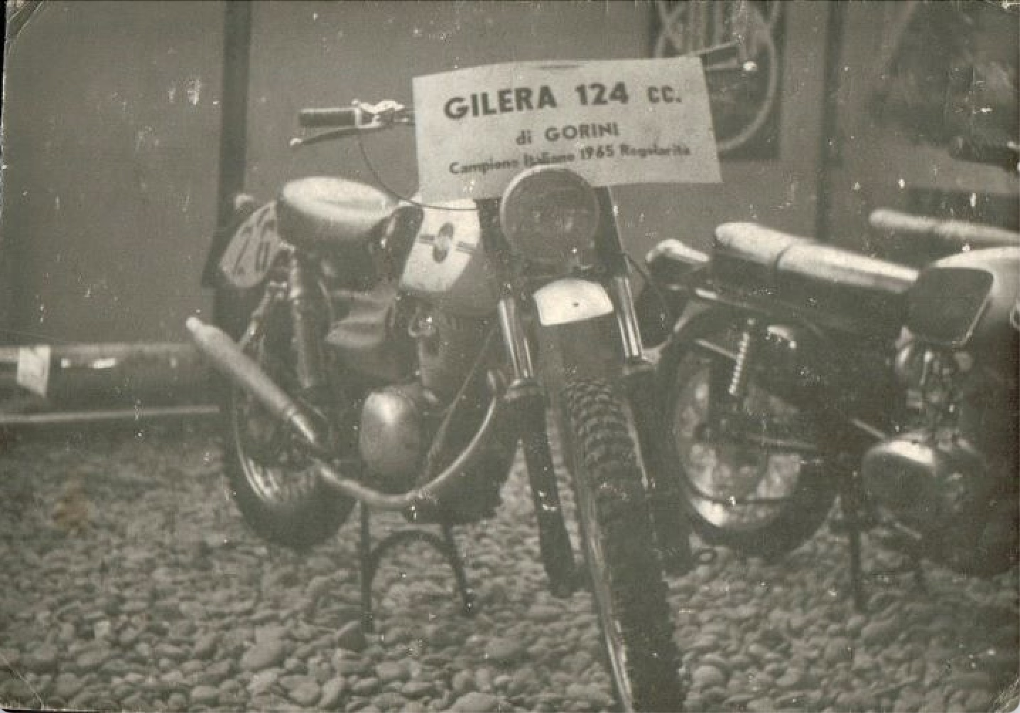 Moto Gilera 124cc di Luigi Gorini, vincitrice del Campionato Italiano, esposta alla fiera di Milano